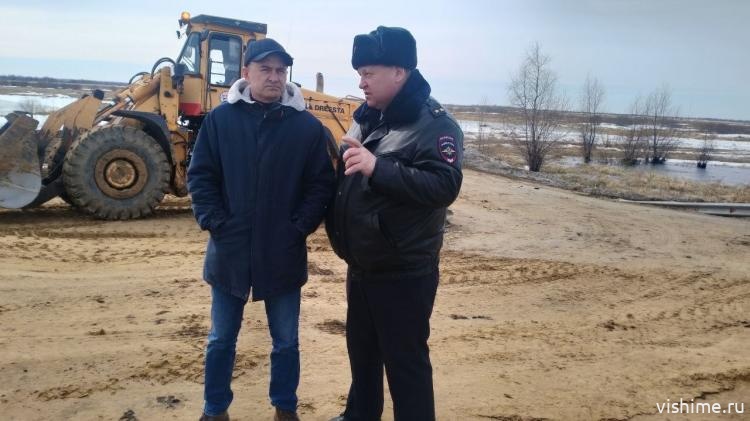 Безопасность строителям дамбы обеспечивают ишимские автоинспекторы на трассе Тюмень - Омск 