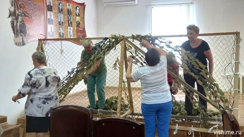«Серебряные» волонтеры плетут защиту для наших бойцов
