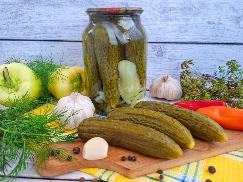 Солёные огурцы полезнее маринованных — и вот почему