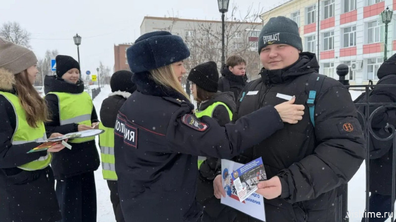 В Ишиме дорожные полицейские напомнили школьникам о безопасном маршруте