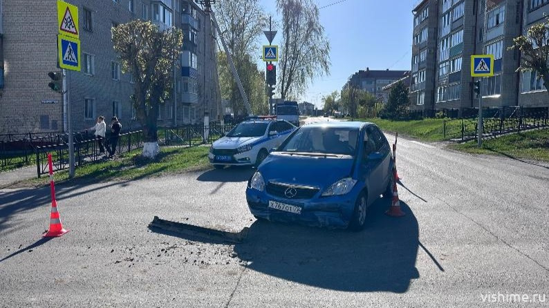 В Ишиме на перекрёстке Малой Садовой и Суворова выехала на красный: пострадал ребёнок