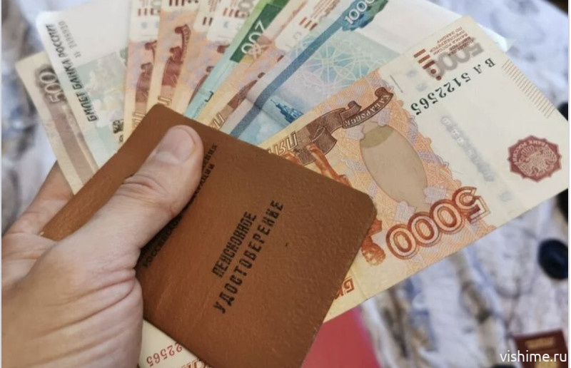 Кому повысят пенсии в августе