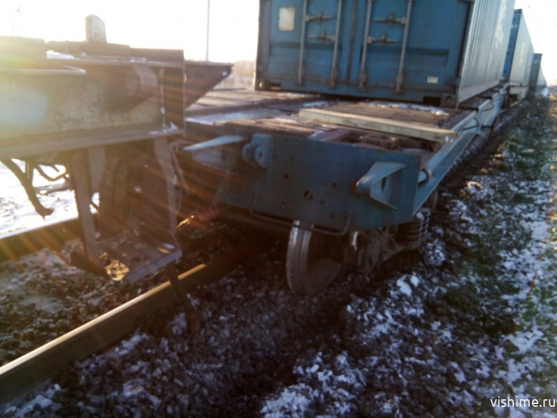 Четыре вагона грузового поезда сошли с путей в Омской области