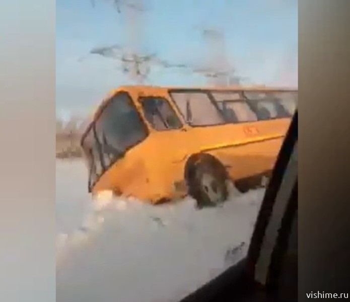 Школьный автобус съехал в кювет в Ишимском районе