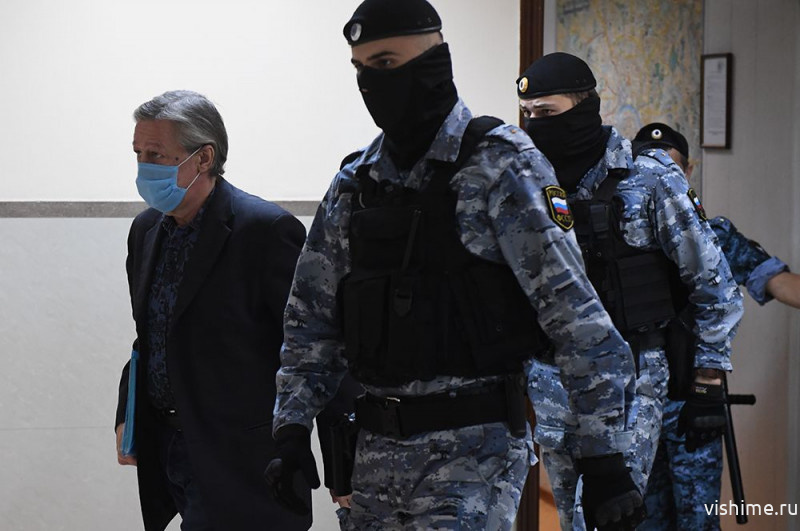 Суд приговорил Михаила Ефремова к реальному сроку лишения свободы
