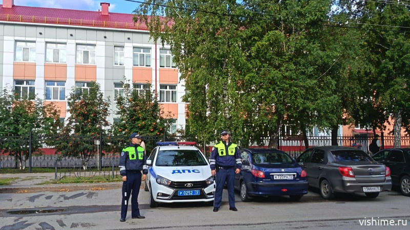 Ишимская Госавтоинспекция обеспечивает безопасность детей по пути в школу