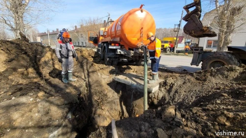 Два часа без воды: в Ишиме из-за аварии на водопроводе пострадали 10 домов