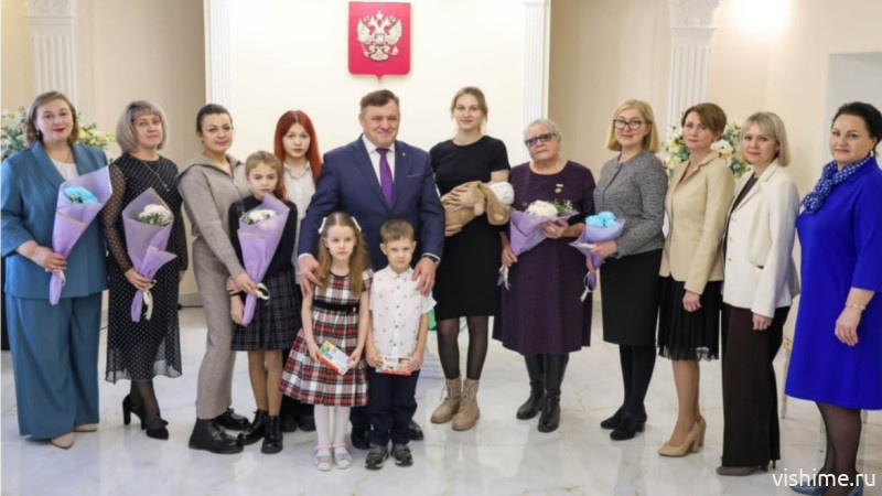 Ишимский ЗАГС собрал мам на праздничное поздравление