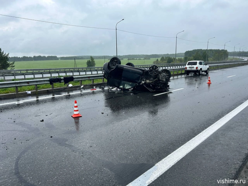 Последствие выбора небезопасной скорости на мокрой дороге