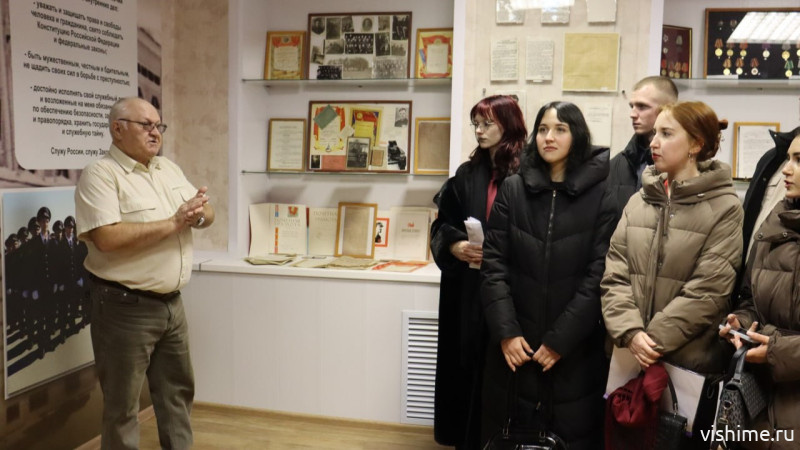 Ишимские полицейские провели экскурсию для студентов