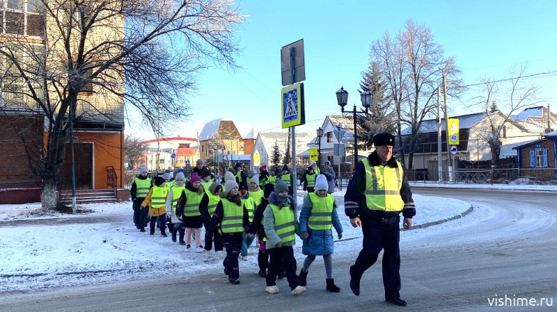 Ишимские школьники приняли участие в акции «Шагающий автобус»