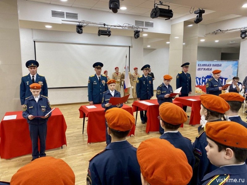 28 воспитанников кадетского МЧС произнесли клятву служить Родине с доблестью и честью