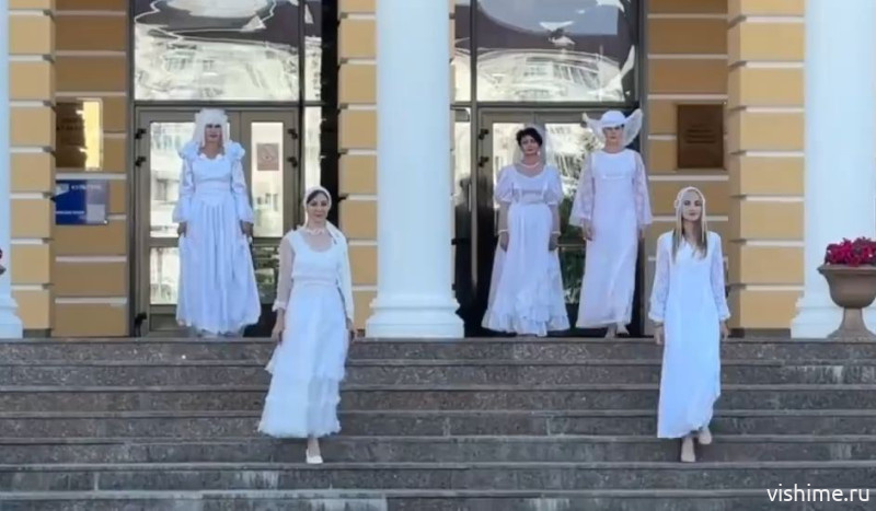 Свадебная мода разных культур на Привокзальной площади в Ишиме
