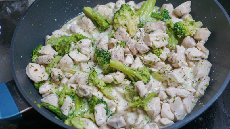 Паста с брокколи и курицей в сливочном соусе