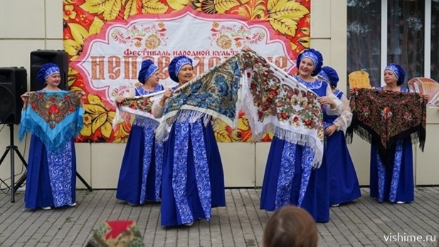 Яркий фестиваль ко Дню пожилых людей состоялся в Гагаринском ДК