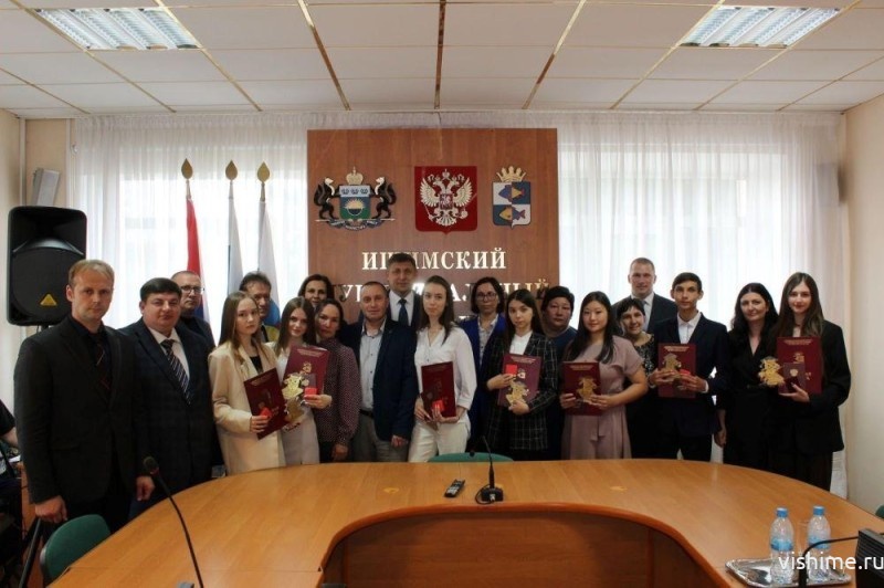Глава Ишимского района Сергей Ломовцев поздравил выпускников, достигших особых успехов в обучении