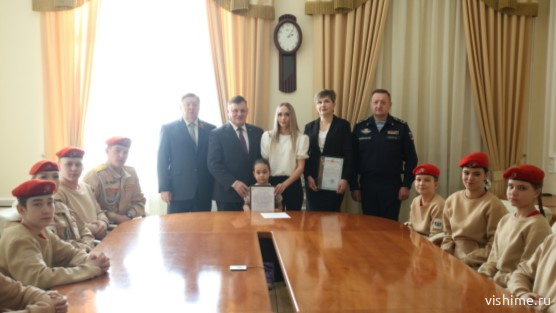 В преддверии 23 февраля семьям ишимских бойцов вручили благодарственные письма