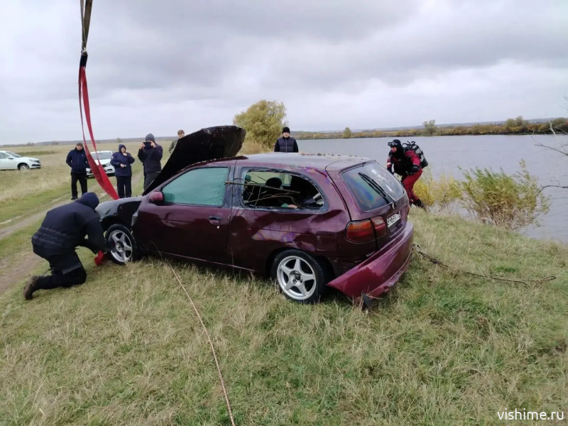 В Ишимском округе водолазы достали из реки машину с трупом женщины внутри