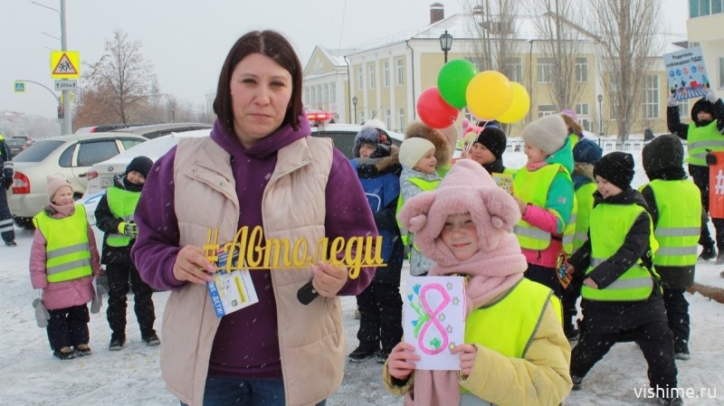В преддверии 8 марта сотрудники ишимской Госавтоинспекции провели акцию «Мамы рулят безопасно!»