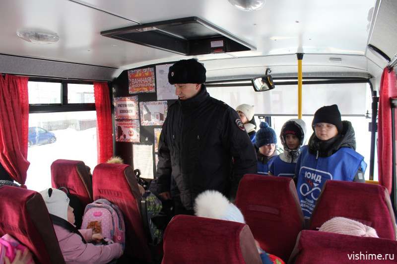 Школьный автобус, переход и светофор: как ишимским детям напомнили о ПДД