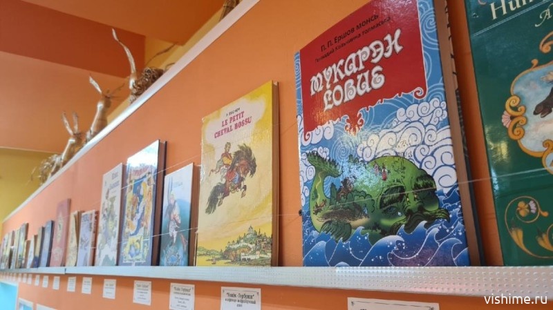 Книгой на цахурском языке пополнили коллекцию сказки "Конек-горбунок" в Ишиме