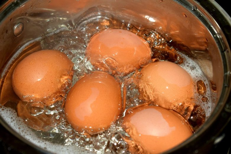 Почему взрываются яйца