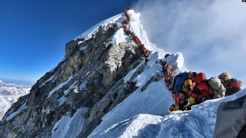 Туристы покоряют Эверест и умирают в очередях на спуск и подъем