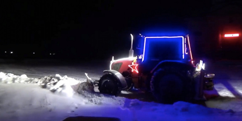 Блистающий трактор чистит снег бесплатно