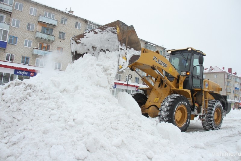На уборку снега в Ишиме выходит до 25 единиц техники