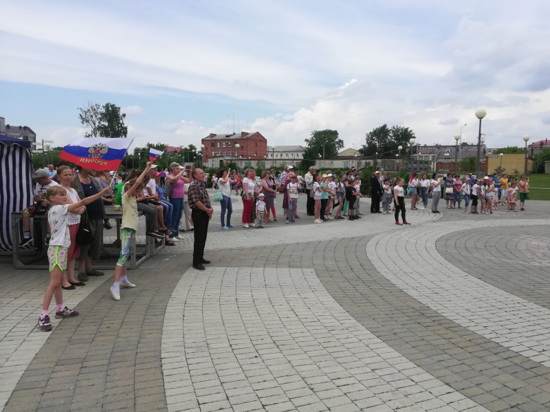 Ишимским школьникам вручили паспорта и благодарности в День России 