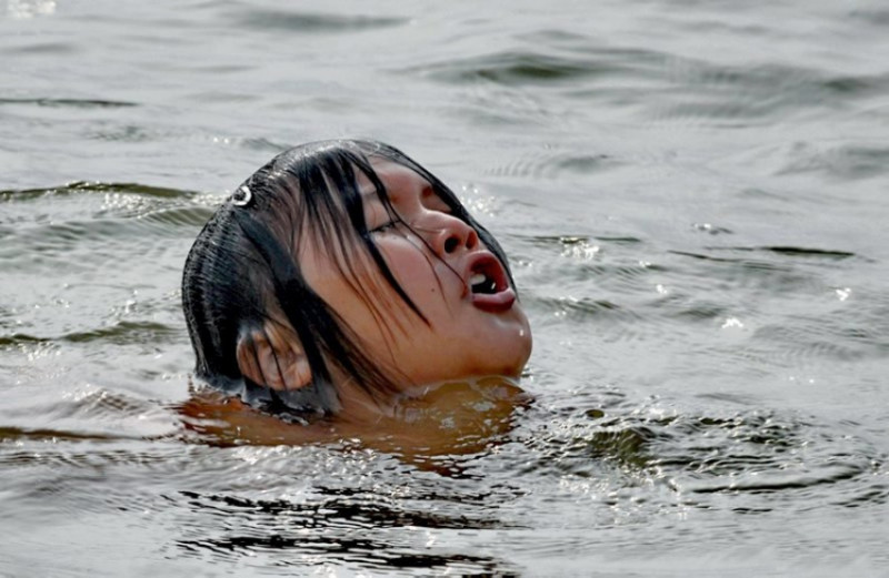 Ребенок тонет! Что делать, чтобы семейный отдых у воды не обернулся катастрофой
